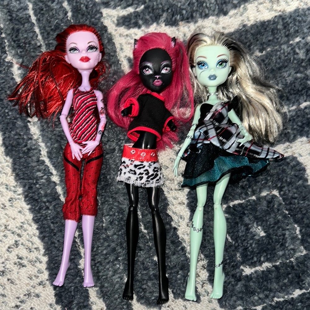 Monster High Dolls Trio - Red, Black, Green - Picture 4 of 9